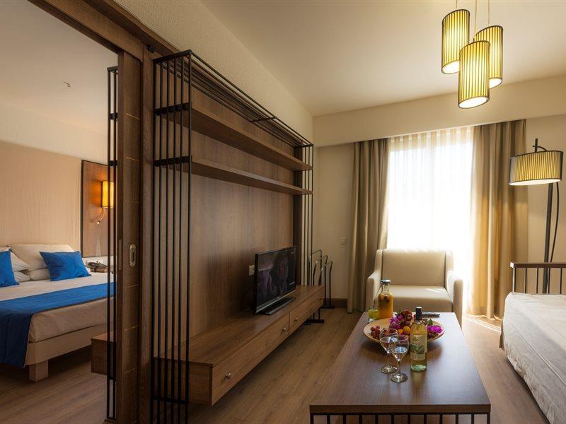 Liv Hotel By Bellazure Акярлар Екстер'єр фото