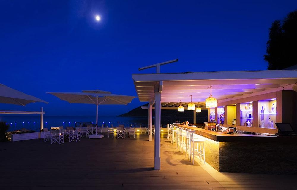 Liv Hotel By Bellazure Акярлар Екстер'єр фото